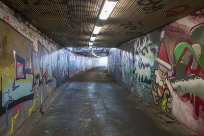 825710 Gezicht in de fietstunnel onder het Westplein te Utrecht, uit het noorden, met op de wanden graffiti.N.B. De ...